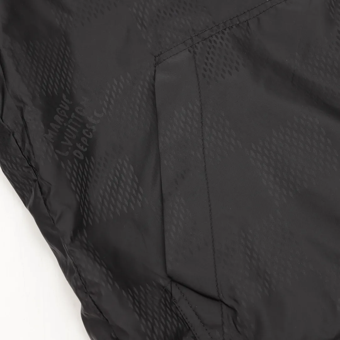 🅿️570 Louis Vuitton/Louis Vuitton Logo Reversible Jacket Jacket Reversible jacket, divided into solid color side and full logo jacquard side, the two styles can be switched at will. Needless to say the style, low-key luxury, both sides bring out the 1V classic elements, loose fit, casual and comfortable upper body. The solid color side is a soft-shell jacket style, a simple solid color style, only the chest hardware is decorated, the hardware is removable, the inside and outside hardware are all double-sided engraved, the original version is the same and can be customized and dyed. The clothes are of the same color with no color difference, and the labor cost is expensive. The lining is made of silk jacquard fabric, and the classic full-width logo jacquard process requires everything to be woven, and the process cost is extremely high. size：XS-L